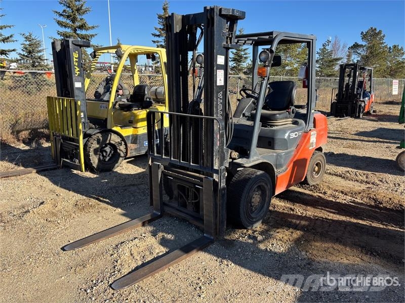 Toyota 8FGU30 5620 lb Pneumatic Tire Forklift Kahveltõstukid - muud