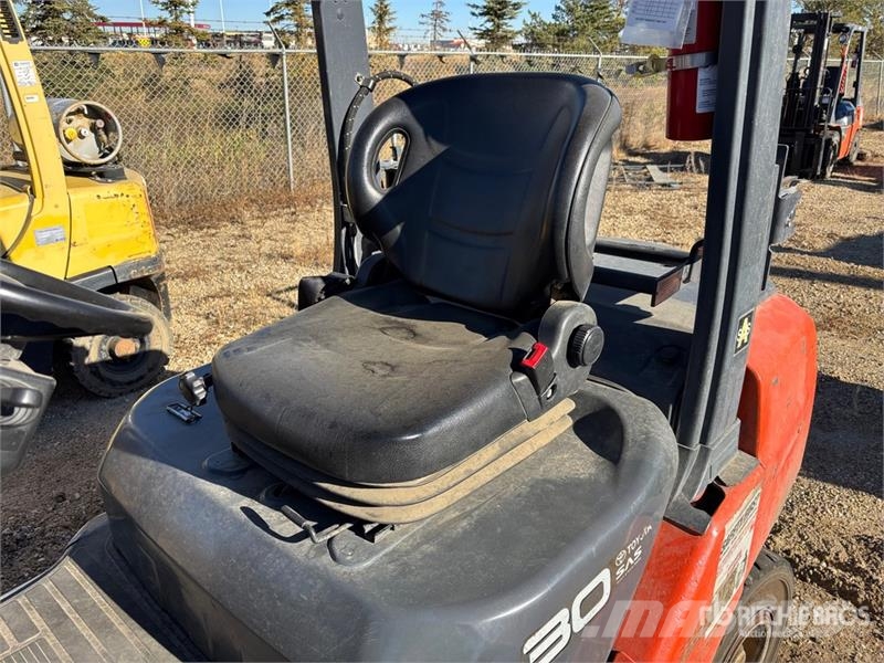 Toyota 8FGU30 5620 lb Pneumatic Tire Forklift Kahveltõstukid - muud