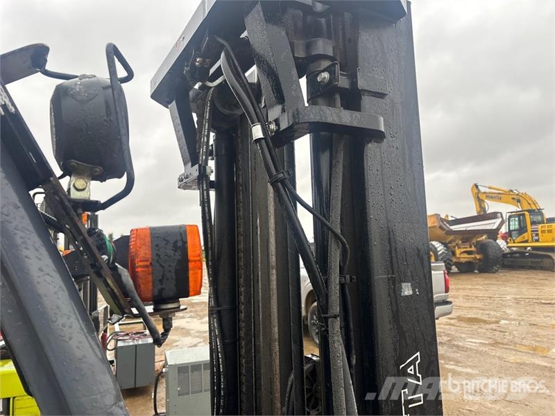 Toyota 8FGU30 5620 lb Pneumatic Tire Forklift Kahveltõstukid - muud