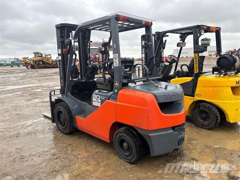 Toyota 8FGU30 5620 lb Pneumatic Tire Forklift Diger
