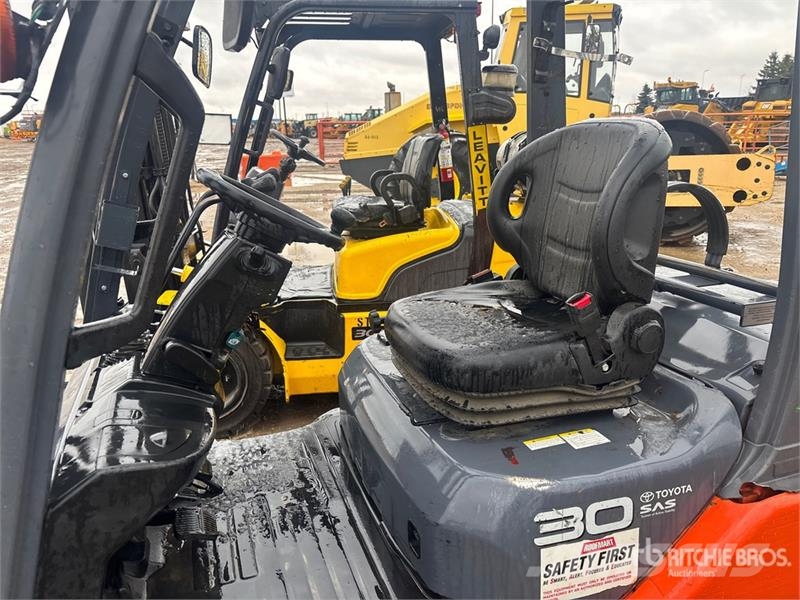 Toyota 8FGU30 5620 lb Pneumatic Tire Forklift Kahveltõstukid - muud