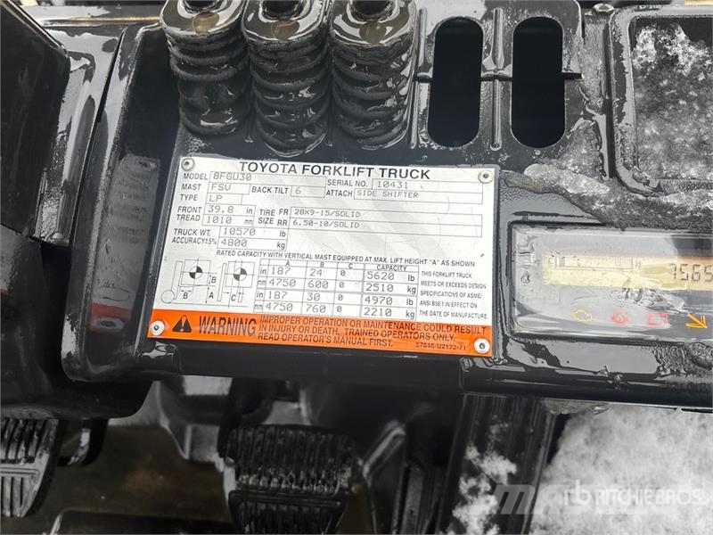 Toyota 8FGU30 5620 lb Pneumatic Tire Forklift Kahveltõstukid - muud