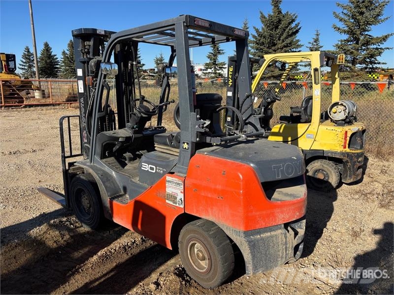 Toyota 8FGU30 5620 lb Pneumatic Tire Forklift Kahveltõstukid - muud