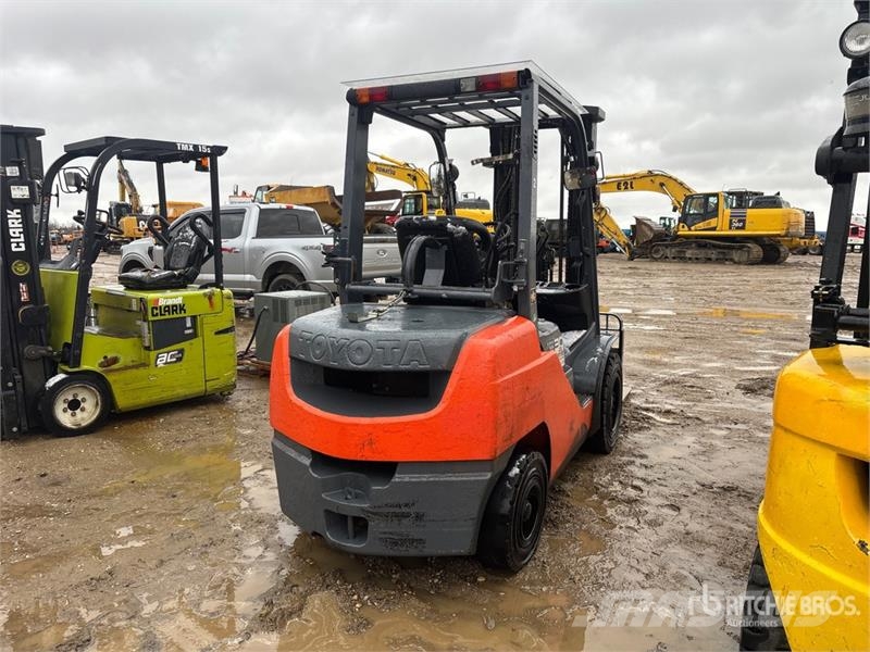 Toyota 8FGU30 5620 lb Pneumatic Tire Forklift Diger