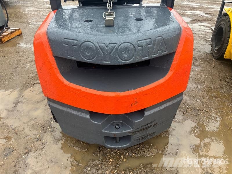Toyota 8FGU30 5620 lb Pneumatic Tire Forklift Kahveltõstukid - muud