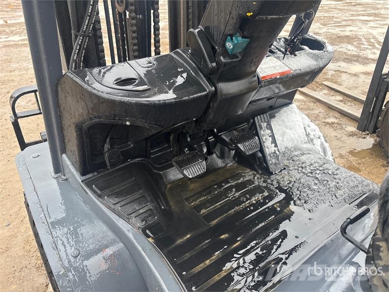 Toyota 8FGU30 5620 lb Pneumatic Tire Forklift Kahveltõstukid - muud
