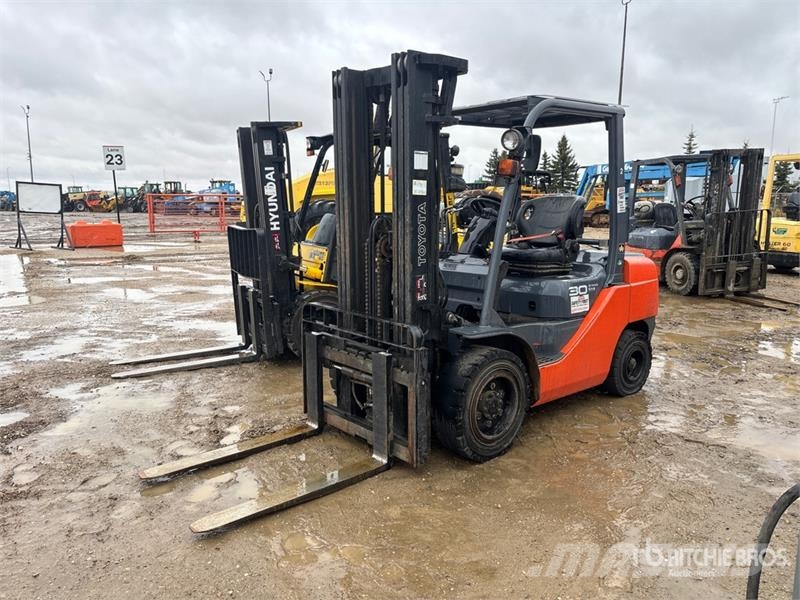 Toyota 8FGU30 5620 lb Pneumatic Tire Forklift Diger