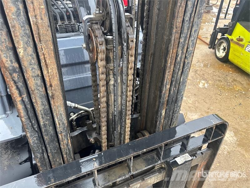 Toyota 8FGU30 5620 lb Pneumatic Tire Forklift Kahveltõstukid - muud