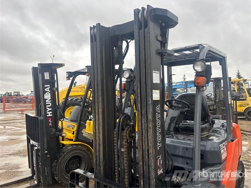 Toyota 8FGU30 5620 lb Pneumatic Tire Forklift Kahveltõstukid - muud