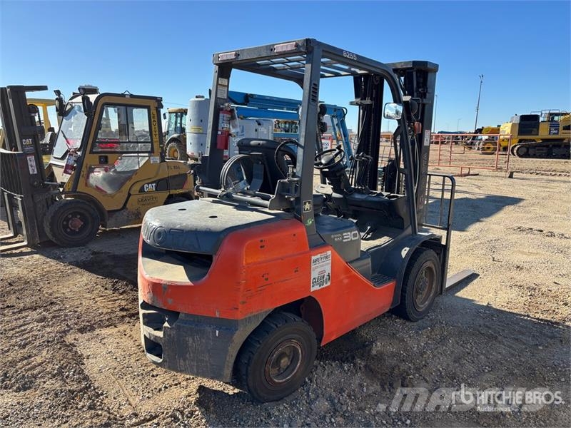Toyota 8FGU30 5620 lb Pneumatic Tire Forklift Kahveltõstukid - muud