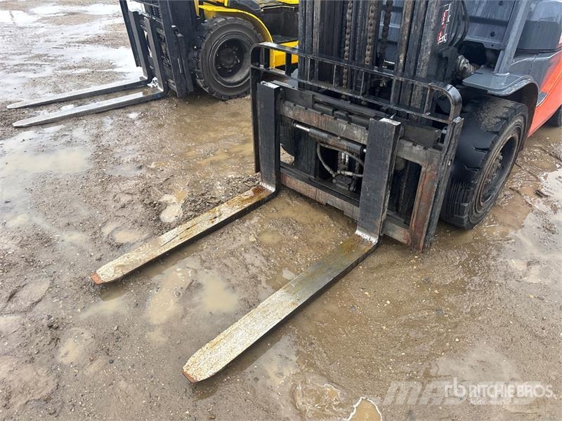 Toyota 8FGU30 5620 lb Pneumatic Tire Forklift Kahveltõstukid - muud