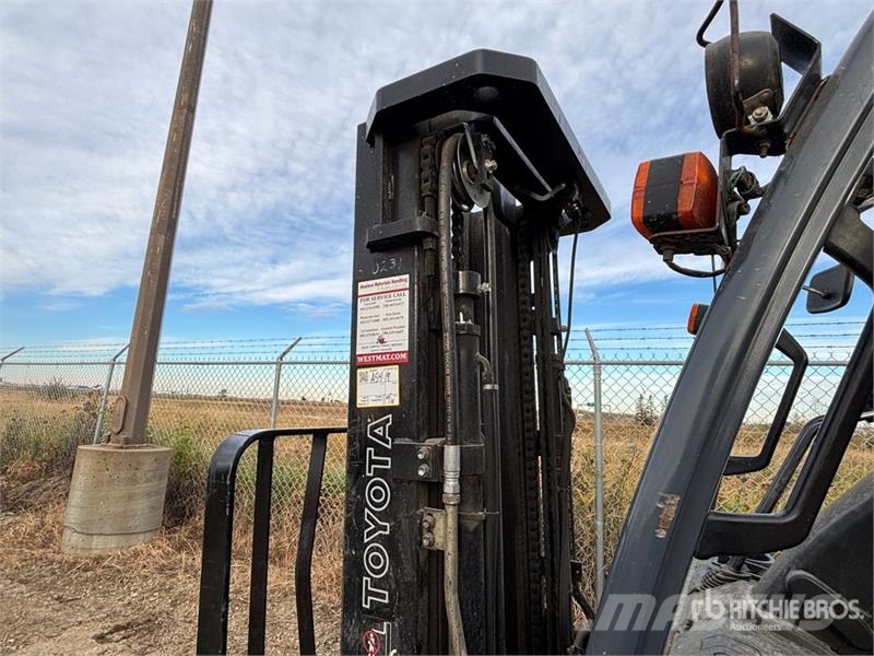 Toyota 8FGU30 6000 lb Pneumatic Tire Forklift Kahveltõstukid - muud