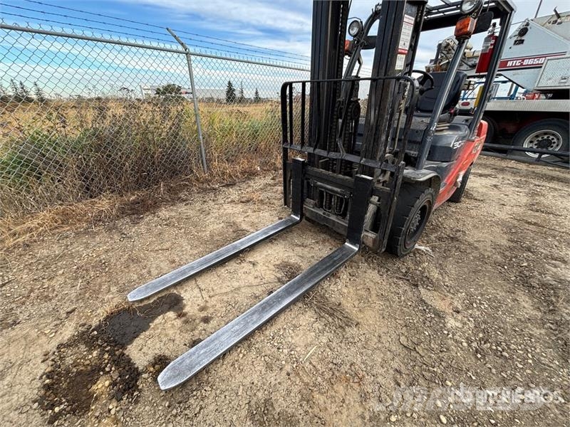 Toyota 8FGU30 6000 lb Pneumatic Tire Forklift Kahveltõstukid - muud