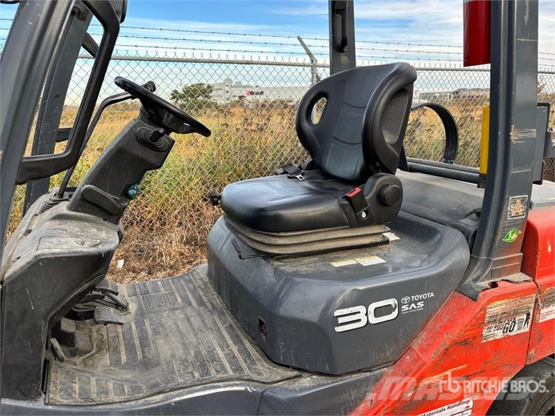 Toyota 8FGU30 6000 lb Pneumatic Tire Forklift Kahveltõstukid - muud