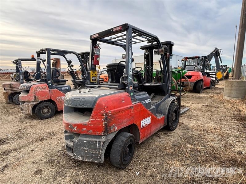 Toyota 8FGU30 6000 lb Pneumatic Tire Forklift Kahveltõstukid - muud