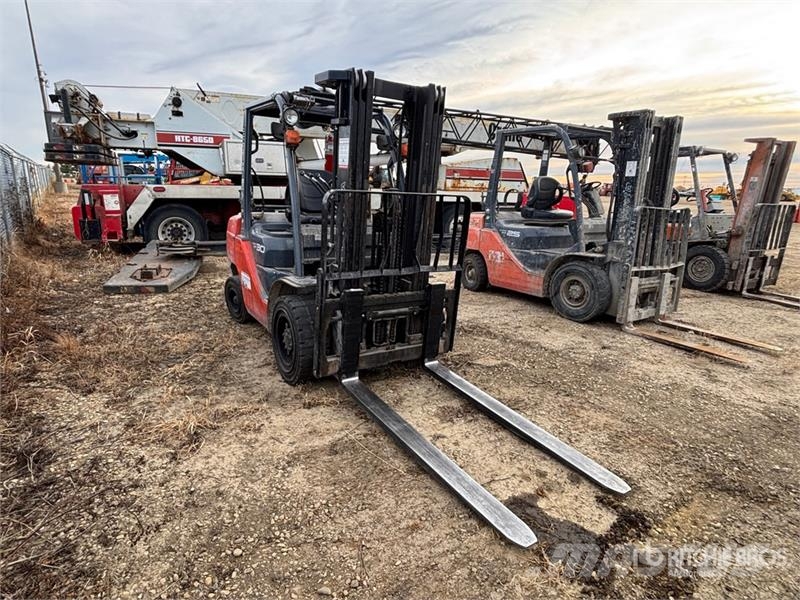 Toyota 8FGU30 6000 lb Pneumatic Tire Forklift Kahveltõstukid - muud