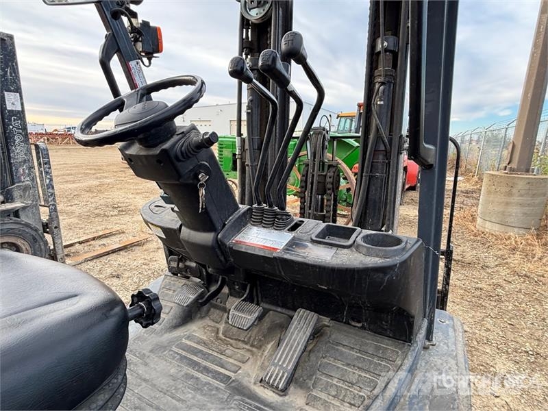 Toyota 8FGU30 6000 lb Pneumatic Tire Forklift Kahveltõstukid - muud