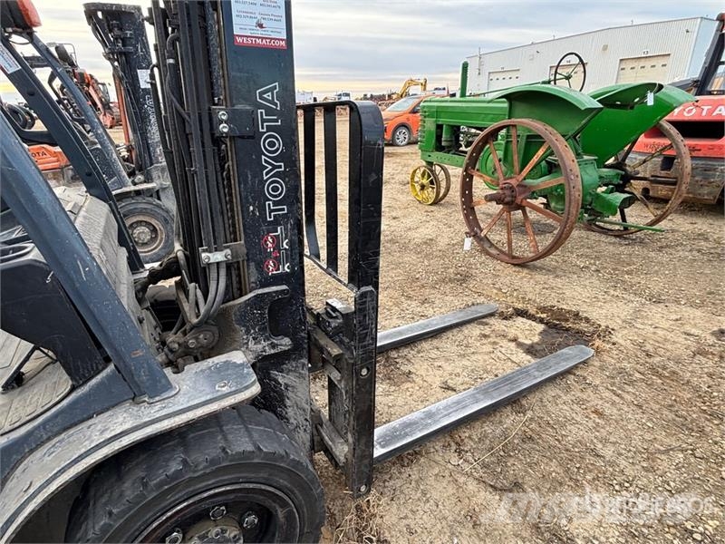 Toyota 8FGU30 6000 lb Pneumatic Tire Forklift Kahveltõstukid - muud