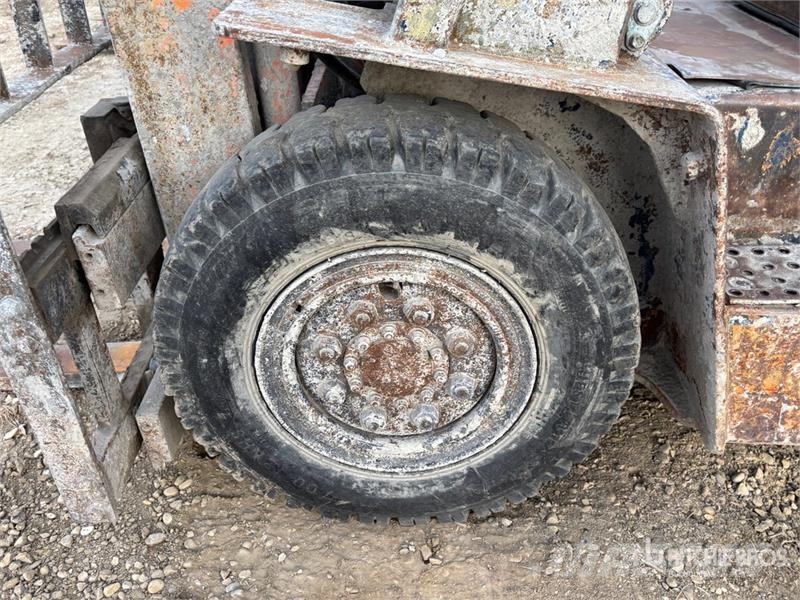 Toyota Pneumatic Tire Forklift (Inoperable) Další