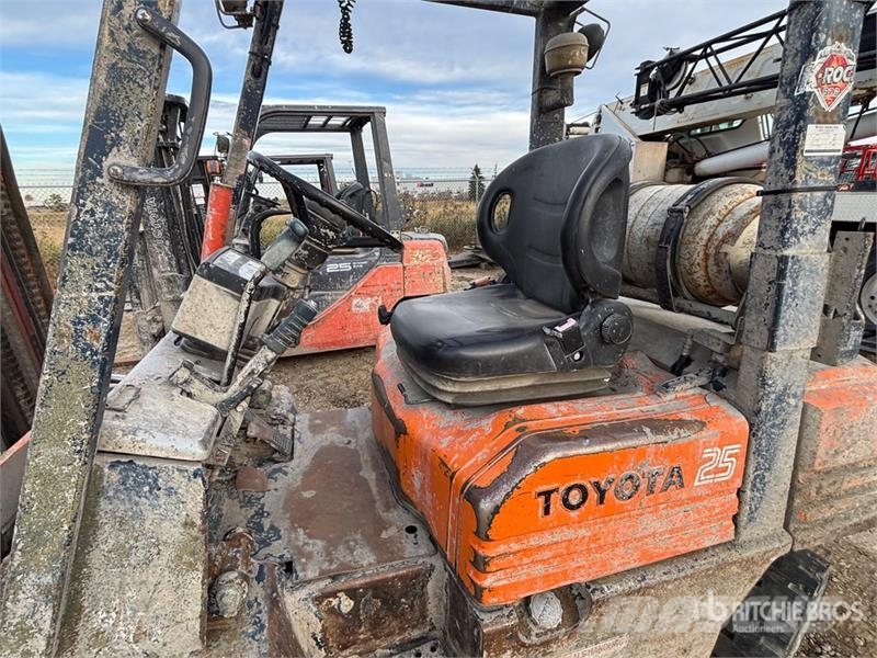 Toyota Pneumatic Tire Forklift (Inoperable) Další