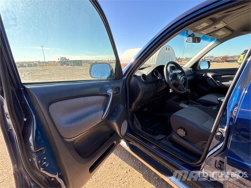 Toyota RAV4 4WD SUV Kistehergépjárművek