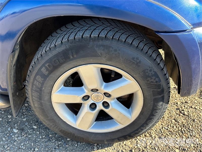 Toyota RAV4 4WD SUV Kistehergépjárművek
