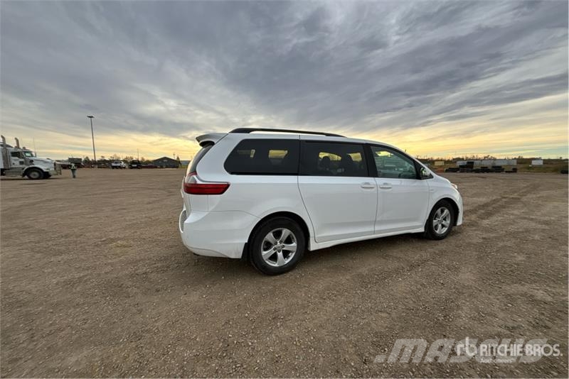 Toyota Sienna AWD Minivan Kistehergépjárművek