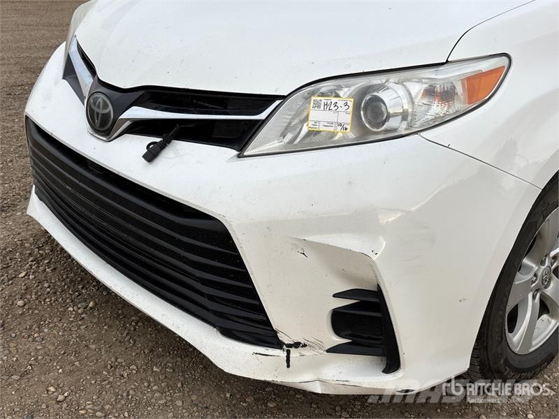 Toyota Sienna AWD Minivan Kistehergépjárművek