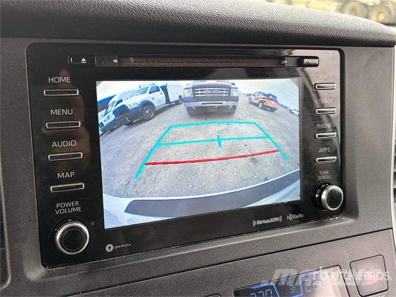 Toyota Sienna AWD Minivan Kistehergépjárművek