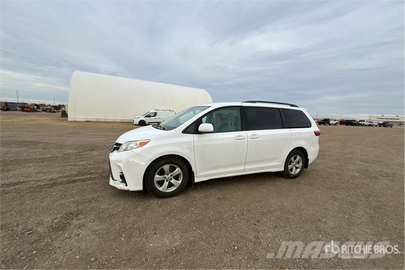 Toyota Sienna AWD Minivan Kistehergépjárművek