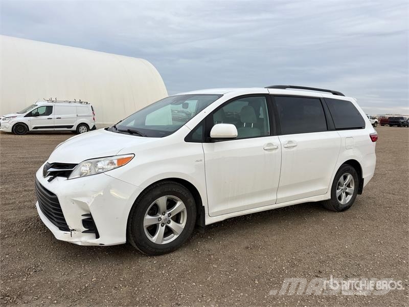 Toyota Sienna AWD Minivan Kistehergépjárművek