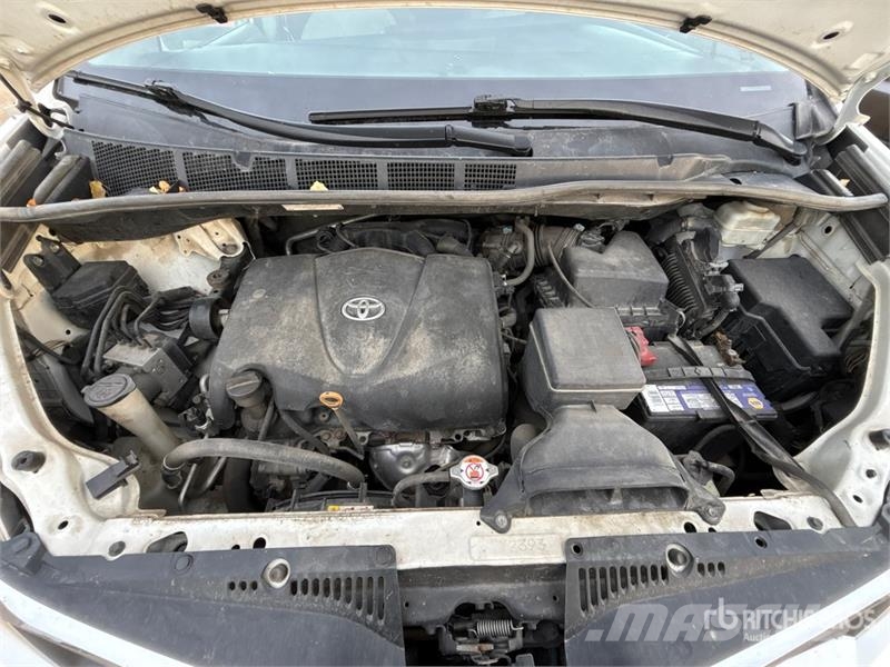 Toyota Sienna AWD Minivan Kistehergépjárművek