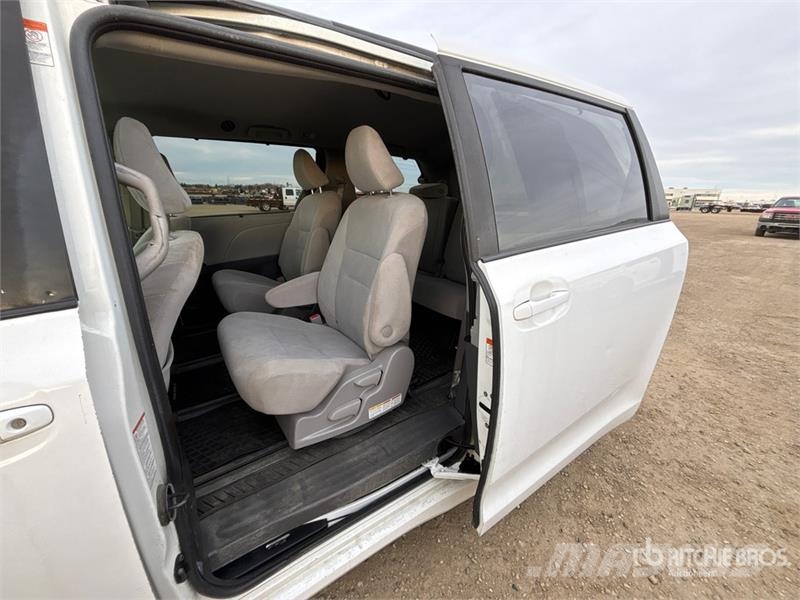Toyota Sienna AWD Minivan Kistehergépjárművek