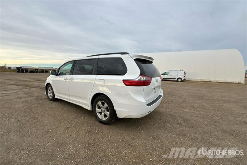 Toyota Sienna AWD Minivan Kistehergépjárművek