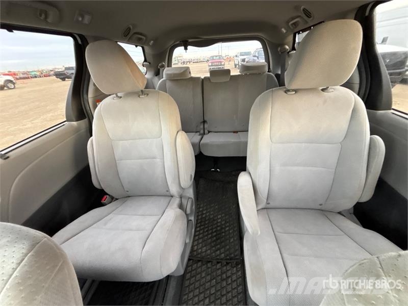 Toyota Sienna AWD Minivan Kistehergépjárművek
