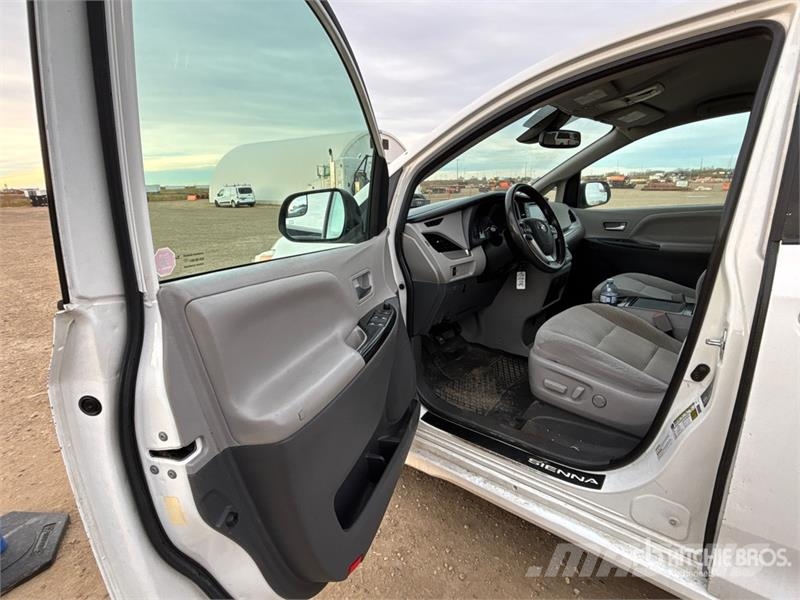 Toyota Sienna AWD Minivan Kistehergépjárművek