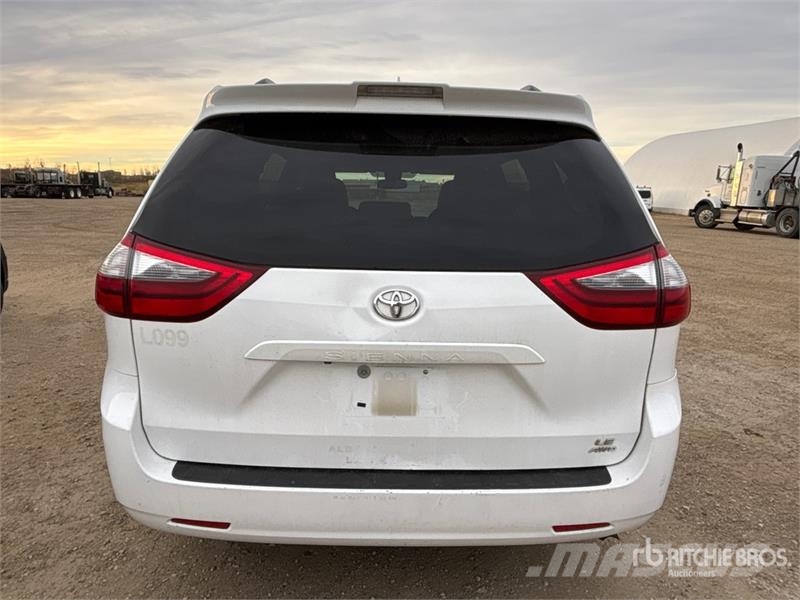 Toyota Sienna AWD Minivan Kistehergépjárművek