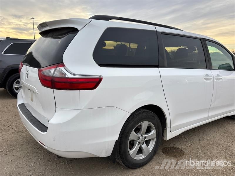Toyota Sienna AWD Minivan Kistehergépjárművek