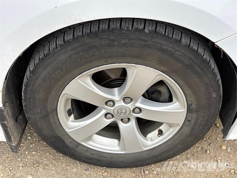 Toyota Sienna AWD Minivan Kistehergépjárművek