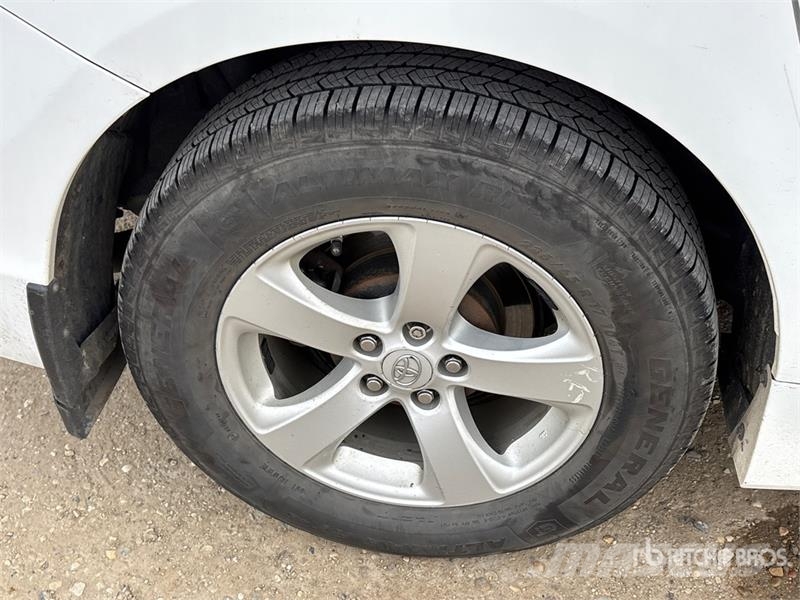 Toyota Sienna AWD Minivan Kistehergépjárművek