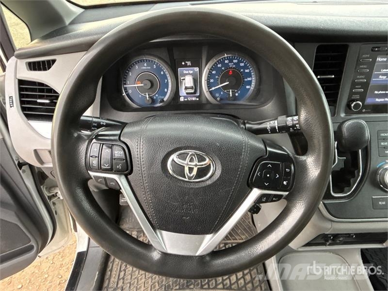 Toyota Sienna AWD Minivan Kistehergépjárművek