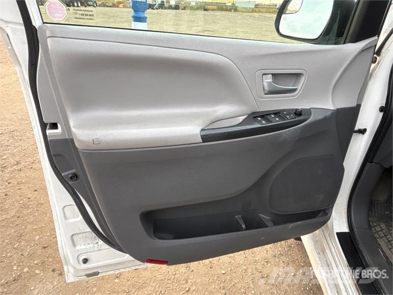 Toyota Sienna AWD Minivan Kistehergépjárművek