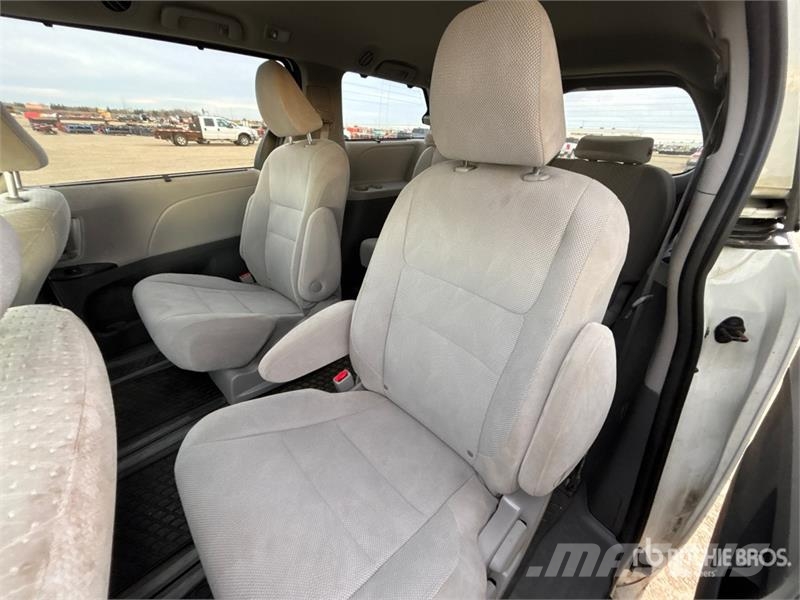 Toyota Sienna AWD Minivan Kistehergépjárművek