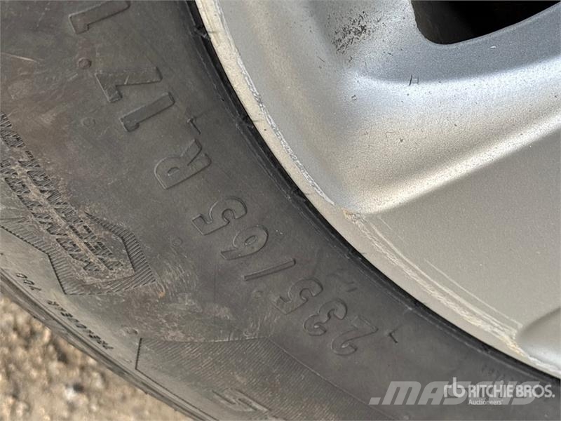 Toyota Sienna AWD Minivan Kistehergépjárművek