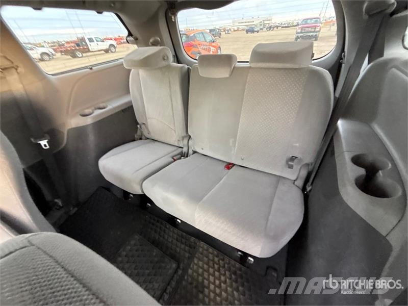 Toyota Sienna AWD Minivan Kistehergépjárművek
