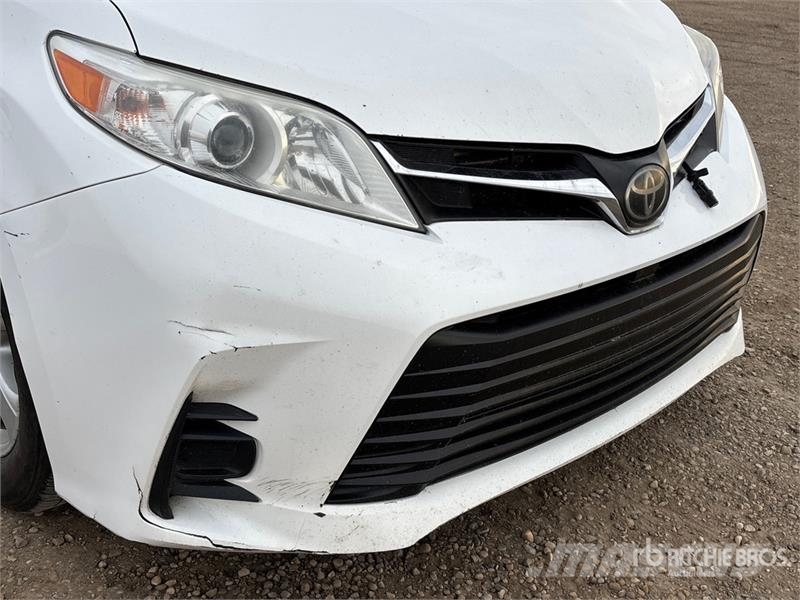 Toyota Sienna AWD Minivan Kistehergépjárművek
