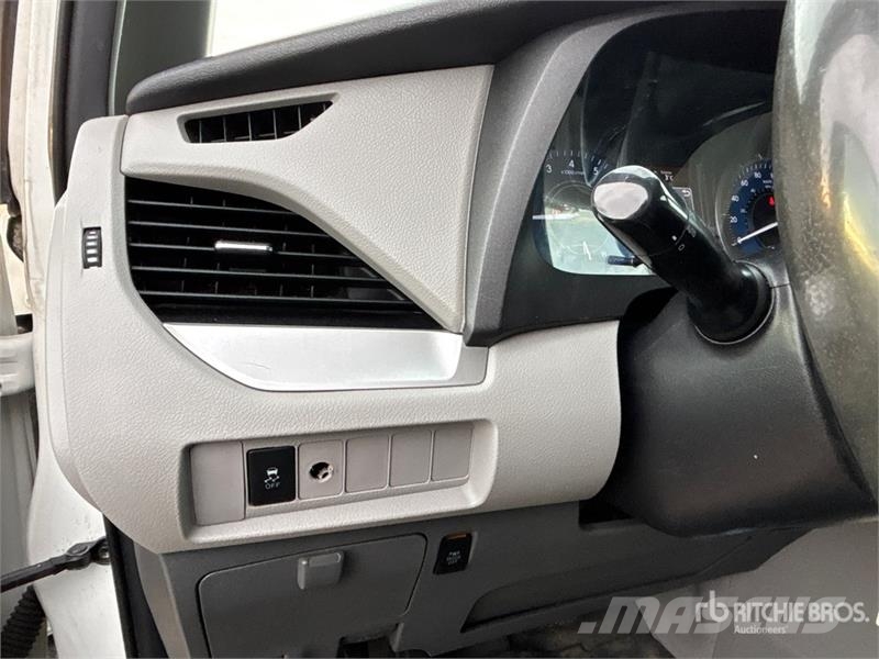Toyota Sienna AWD Minivan Kistehergépjárművek
