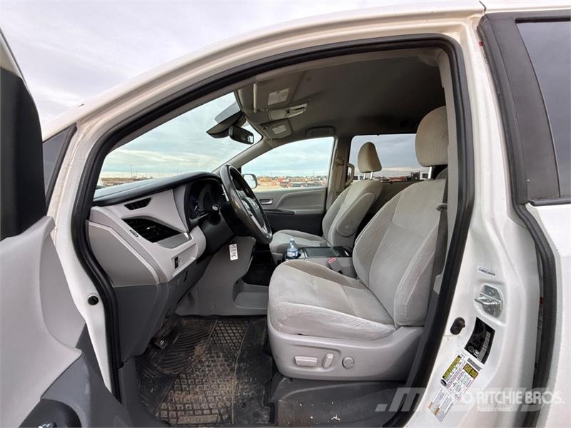Toyota Sienna AWD Minivan Kistehergépjárművek