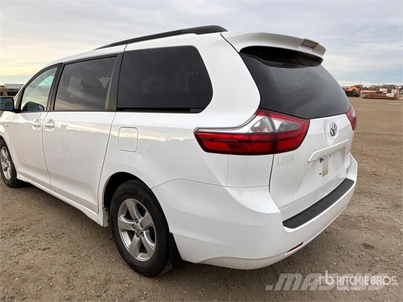 Toyota Sienna AWD Minivan Kistehergépjárművek