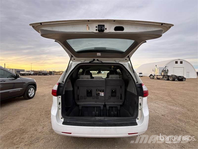 Toyota Sienna AWD Minivan Kistehergépjárművek